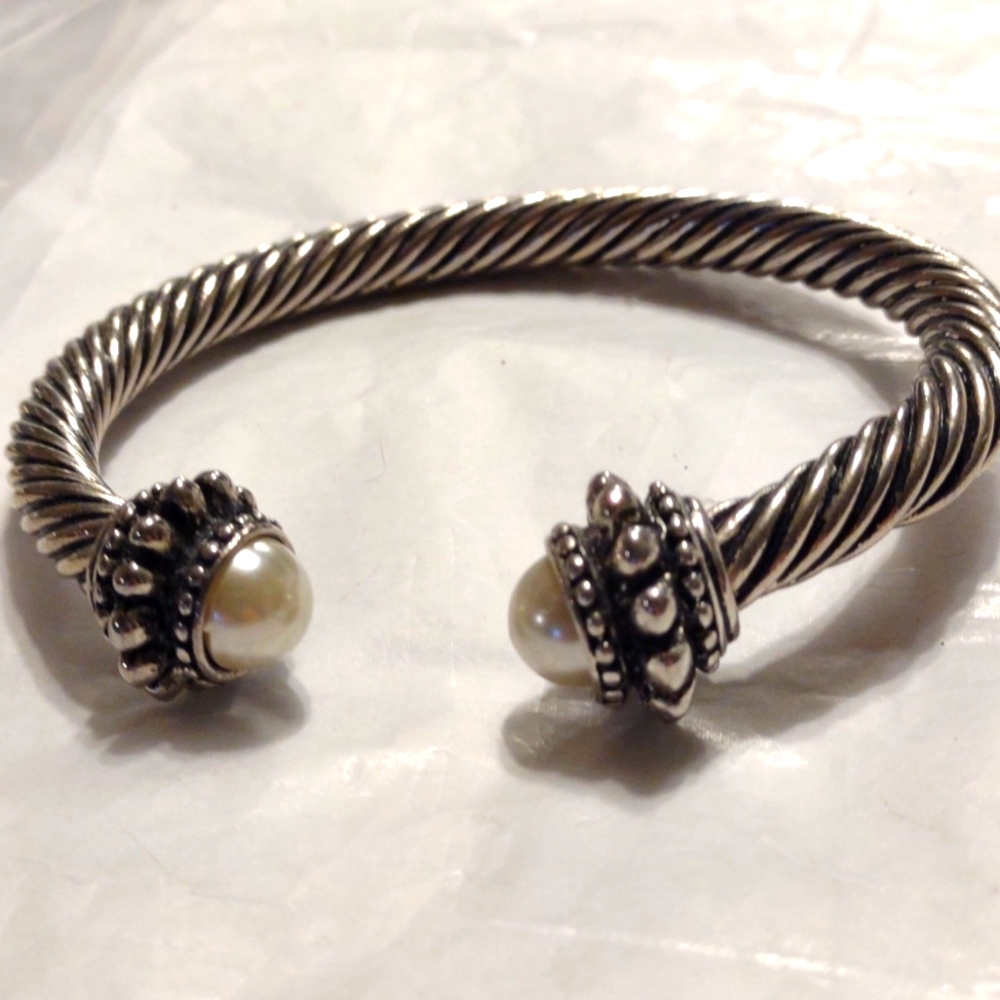 High-end vintage bracelet with pearls at the end